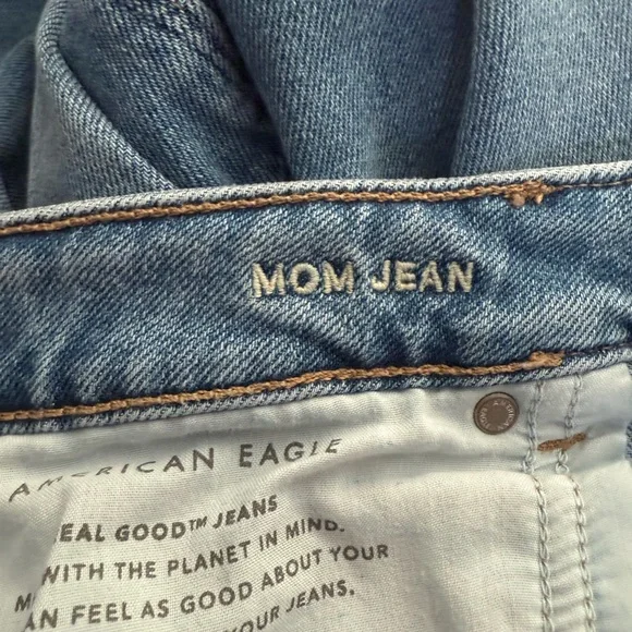 American Eagle Women's Petite 14 Short 14P 14S MOM JEAN Blue Distressed - Picture 5 of 6